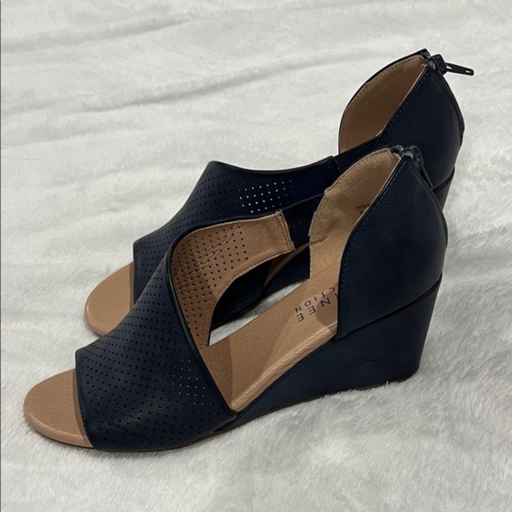 Journee Collection Navy Wedge Sandals Sz 9.5